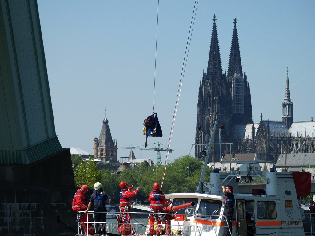 Einsatz Loeschboote Hoehenretter Koeln unter Severinsbruecke P158.JPG